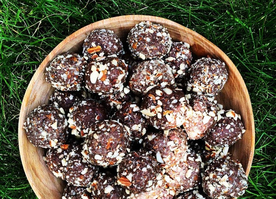 Chocolate Almond 'Ferrero Roche' Balls by Catherine Arnold Nutrition